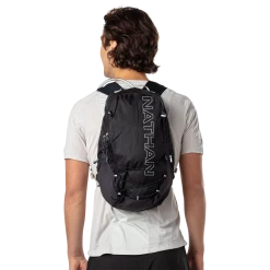Nathan Crossover Pack 15L 20 Nathan Crossover Pack 15L -New Balance sales NS30350 00110 CrossoverPack15L onBody 6